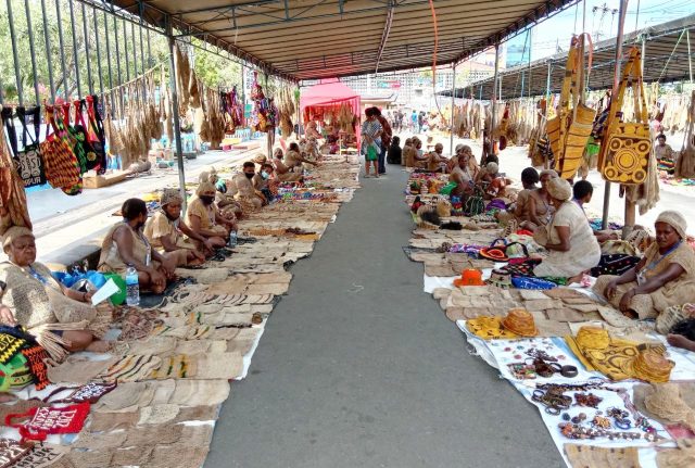 penjual-noken-di-taman-imbi
