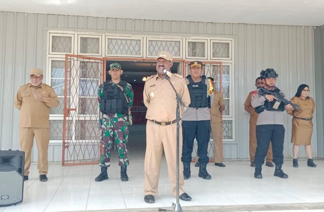 BUPATI PUNCAK SAAT UPACARA SENIN