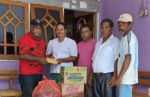 DPC-PDI-Perjuangan Kabupaten Jayapura Berikan Bantuan untuk 13 Jemaat