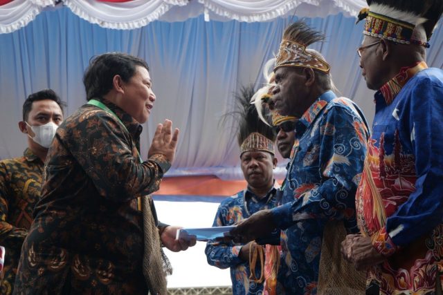 PENYERAHAN SK HUTAN ADAT