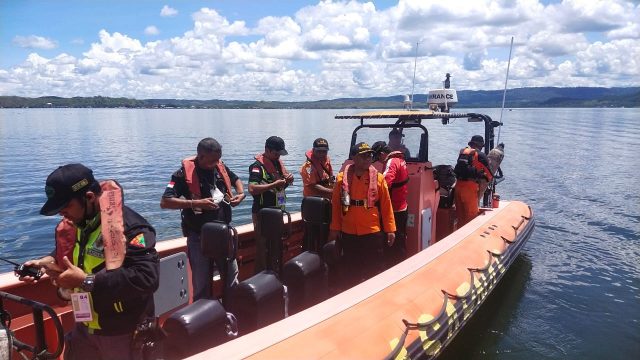 Personil Basarnas Jayapura tengah bersiap untuk melakukan pengawalan peserta KMAN VI dari dermaga Yahim menuju ke tempat sarasehan