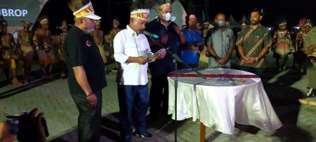 bUPATI LUNCURKAN TIGA IKON