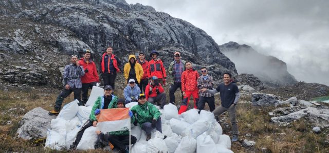 PUNGUT SAMPAH DI CARSTENSZ-5