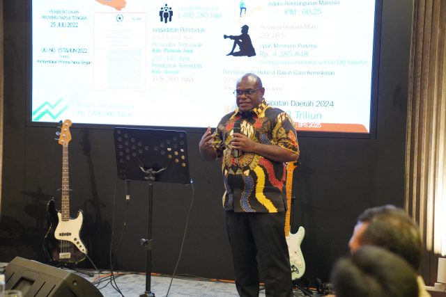 Gubernur Papua Tengah, Meki Nawipa pada acara dengan BPK di Timika