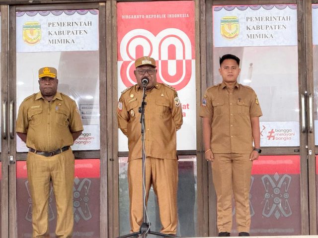 Emanuel Kemong saat memberikan arahan pada Apel Gabungan di Kantor Puspem Senin 15 sept 25