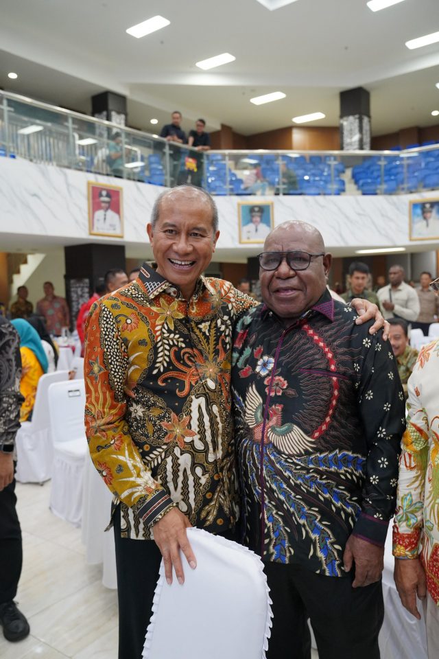 Pangdam XVII Cenderawasih Mayjen TNI Amrin Ibrahim bersama wakil Bupati Mimika Emanuel Kemong-1