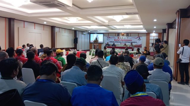RAPAT Bupati Mimika Johannes Rettob saat memberikan arahan dalam Rakor Forkopimda bersama tokoh masyarakat di Timika Selasa -2 Sept