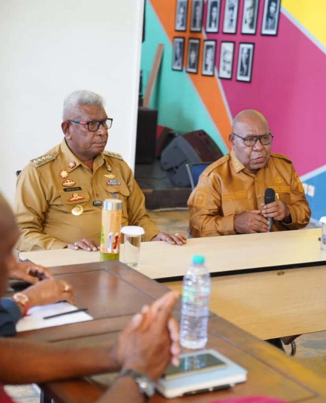 LMHA-1 - Bupati Mimika, Johanes Rettob dan Wakil Bupati, Emanuel Kemong saat bertatap muka DGN MASY