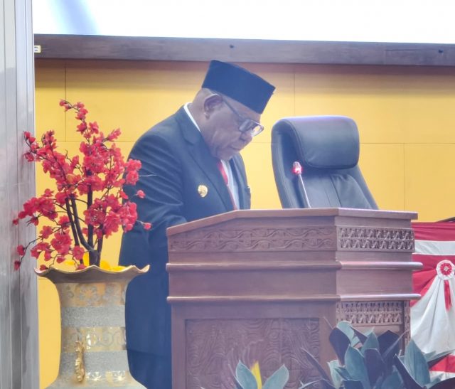 DPRK-1 Emanuel Kemong membacakan jawaban tanggapan fraksi fraksi