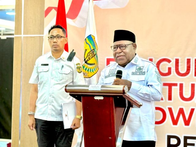 DHARMA-2 - Wakil Bupati Mimika, Emanuel Kemong saat memberikan sambutan pada acara Pengukuhan Pengurus Dharma Wanita Persatuan Kabupaten Mimika masa bakti 2024- 2029 pada Rabu 10 Desember 2025.