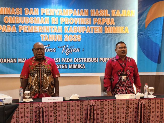 OMBUSMEN-1 Wakil Bupati Mimika Emanuel Kemong bersama Dr Yohanes Baptista