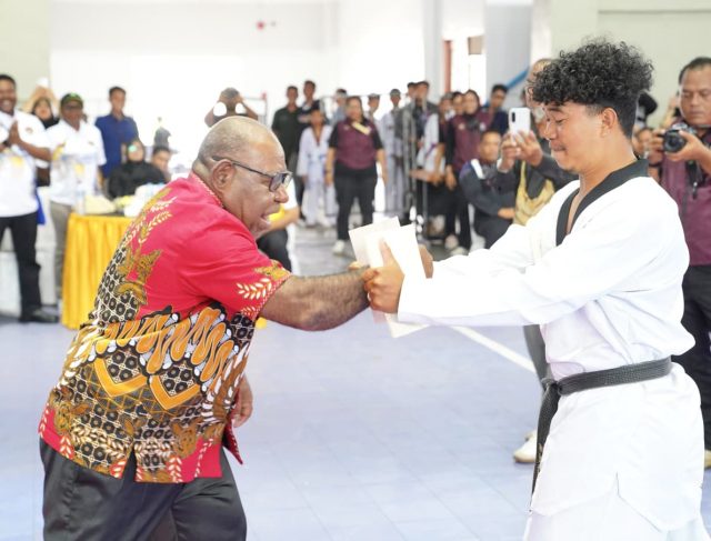TAEKWONDO-2 Wakil Bupati Emanuel Kemong menguji ketangkasan salah seorang atlet taekwondo
