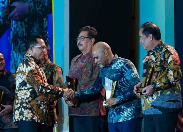 WAKIL GUBERNUR PAPUA TENGAH TERIMA PENGHARGAAN