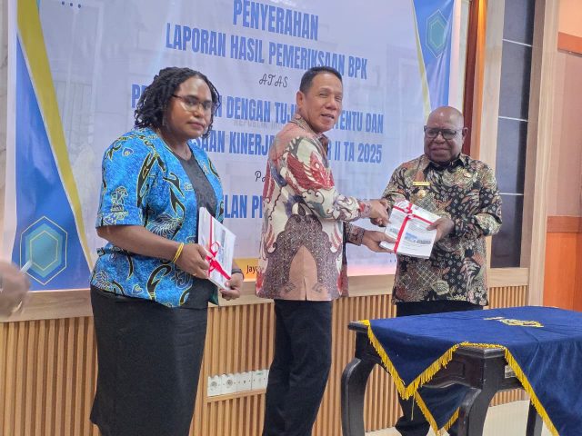 Penyerahan Laporan Hasil Pemeriksaan PDTT dan Kinerja kepada Pemerintah Kabupaten Mimika yang diterima Wakil Bupati Mimika, Emanuel Kemong