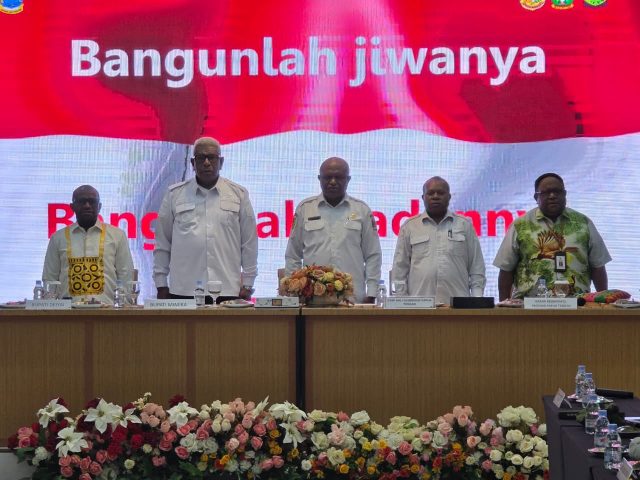 Bupati Mimika, Johanes Rettob bersama Staff Ahli Gubernur Papua Tengah, Marten Ukago dan Bupati Deyai, Melkianus Mote serta Bupati Dogiyai, Yudhas Tebay