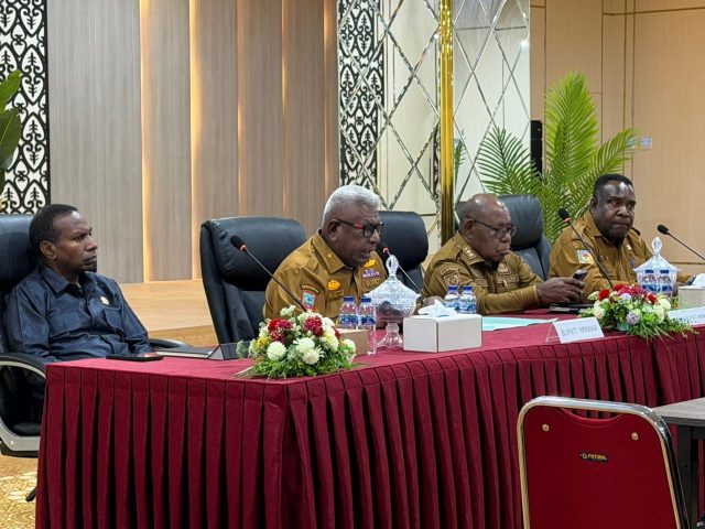 HL KAPIRAYA - Bupati Mimika didamping wakil Bupati Mimika, Sekda dan Ketua DPRD