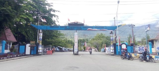 Gerbang masuk Kantor Bupati di Gunung Merah, Sentani