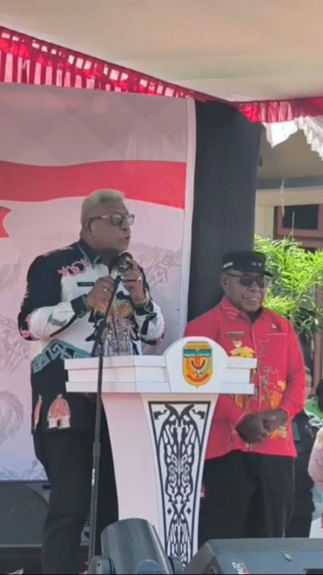 Bupati Mimika, Johanes Rettob didampingi Wakil Bupati, Emanuel Kemong saat memberikan ucapan selamat datang kepada Menteri Koperasi dan Wakil Gubernur Papua Tengah di Kampung Atuka