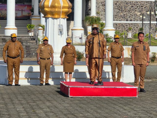 Wakil Bupati Mimika, Emanuel Kemong saat memimpin Apel Pagi Gabungan di Lapangan Kantor Pusat Pemerintahan, Senin