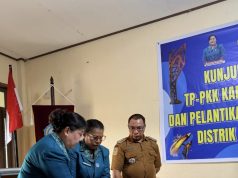 PKK Kabupaten Mimika Hadir di Kaokanao, Lantik Pengurus dan Serahkan Bantuan