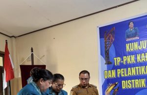 PKK Kabupaten Mimika Hadir di Kaokanao, Lantik Pengurus dan Serahkan Bantuan