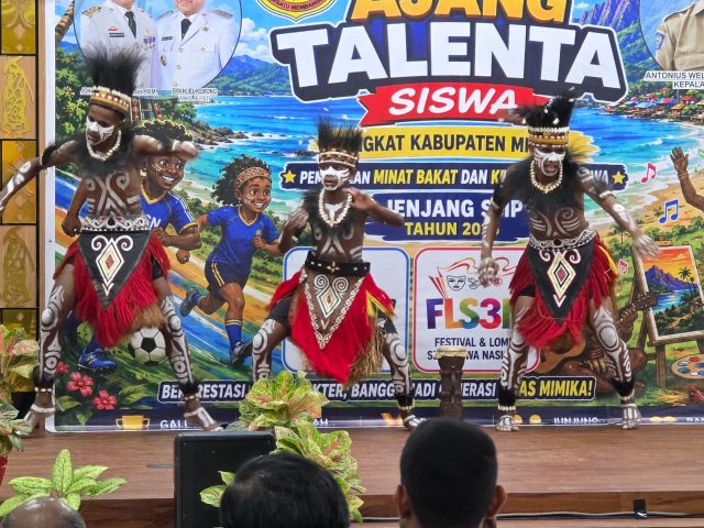 Pentas tari kreatif oleh pelajar SMP Negeri Koperapoka Timika