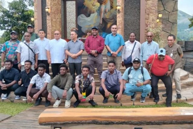 Tim YPMAK bersama para calon Imam asal Amungme dan Kamoro di Seminari Menengah St. Fransiskus Xaverius Kakaskasen, Lokon, Tomohon, Sulawesi Utara, Selasa 02 07 25