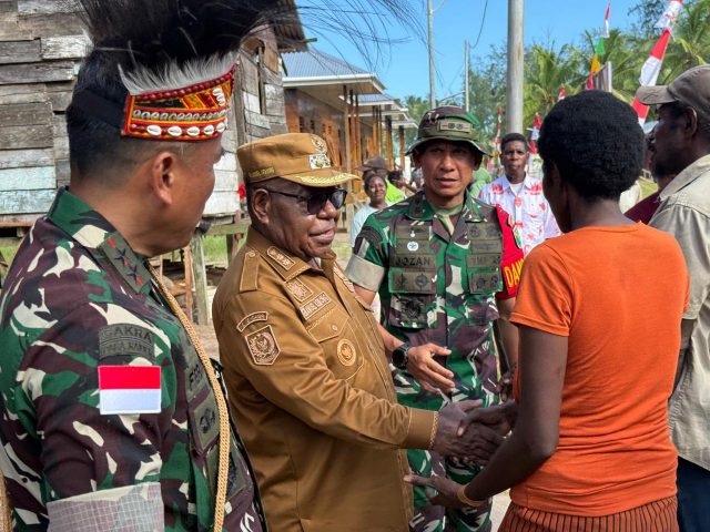 Wakil Bupati Mimika, Emanuel Kemong didampingi Pangdam XVII Cenderawasih dan Dandim 1710 Mimika mengucapkan selamat kepada keluarga yang mendapat bantuan perumahan sehat