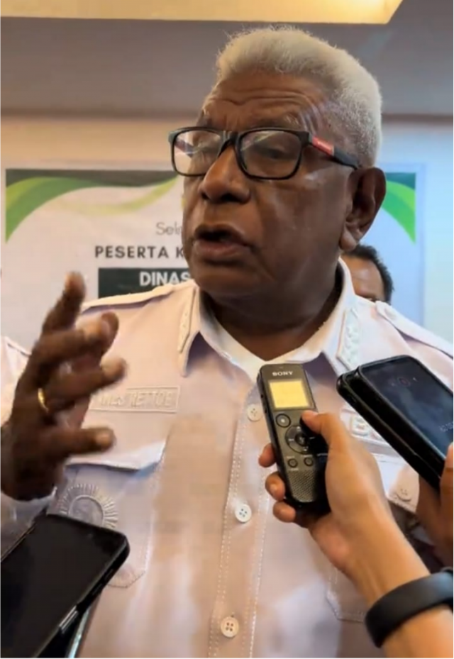 Bupati Mimika, Johannes Rettob ketika diwawancara wartawan di Timika. (Foto: NGK)