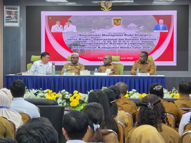 Bupati Mimika, Johanes Rettob dan Wakil Bupati, Emanuel Kemong serta Pj Sekda Abraham Kateyau dan Kepala BPKP Perwakilan Papua Tengah pada pembukaan sosialisasi di Kantor Bapenda Mimik