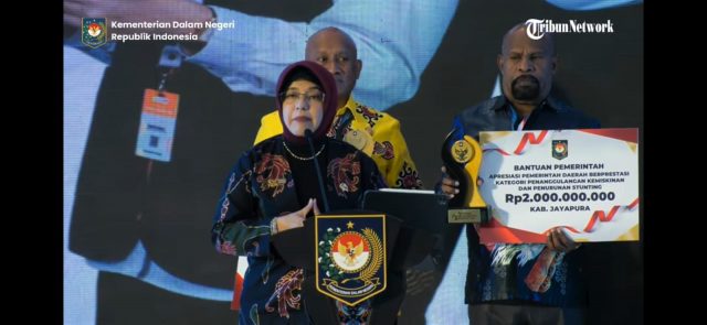 Junus Wonda ketika menerima penghargaan