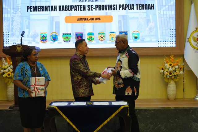 Kepala BPK RI Perwakilan Papua Tengah, Subagyo menyerahkan dokumen hasil pemeriksaan kepada Bupati Mimika, Johanes Rettob