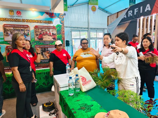 Ketua Dekranasda Mimika, Ny Susi Rettob dan Wakil Ketua, Ny Periana Kemong melihat langsung persiapan di arena PENAS