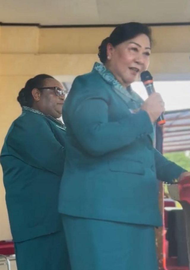 Ketua TP-PKK Kabupaten Mimika, Susi Rettob didampingi Wakil Ketua, Periana Kemong saat memberikan arahan pada pelantikan pengurus TP-PKK Distrik Mimika Barat Jauh pada Selasa(1)