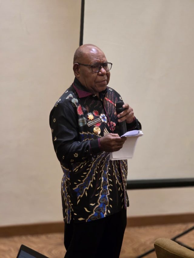 Wakil Bupati Mimika, Emanuel Kemong memberikan sambutan pada pembukaan rapat konsultasi