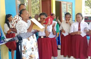 Tangis Haru di Ujung Enam Tahun Belajar di SD Negeri Kleblouw