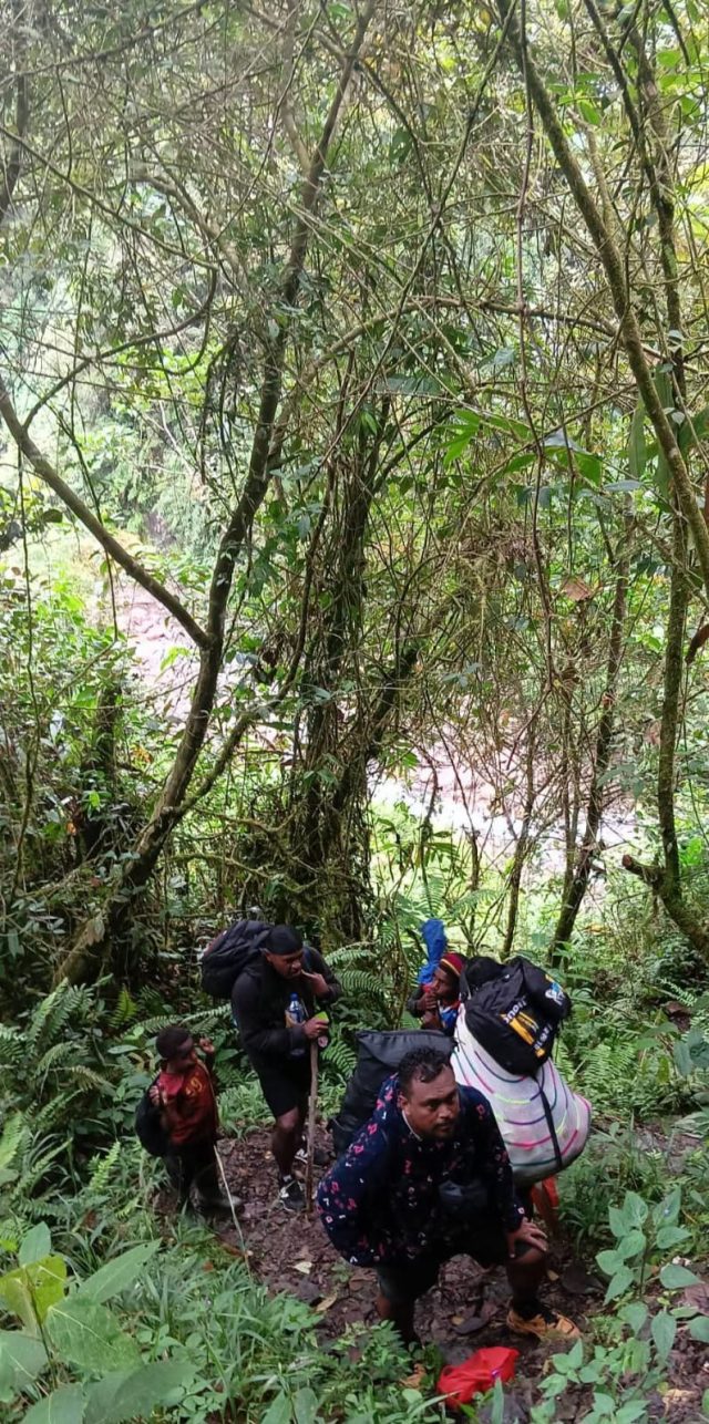 Para Nakes jalan kaki menembus hutan. Alasan utama keberangkatan bukan semata-mata karena sakit atau kekurangan obat, melainkan karena jadwal pergantian tugas dan ada satu petugas yang harus mengikuti Pelatihan Dasar (Latsar) di Timika. (Foto:ist/nn)