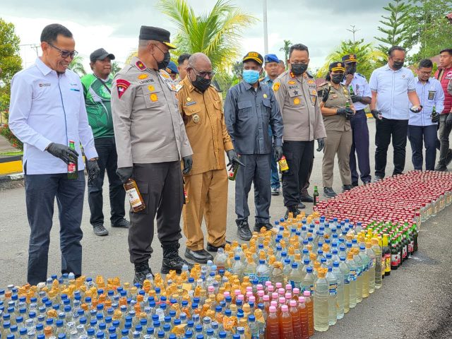 Wakil Bupati Mimika, Emanuel Kemong, Kapolda Papua Tengah, Brigjen Pol Jermias Rontini, Ketua DPRK Mimika, Primus Natikapereyau dan Kapolres Mimika menyaksikan miras yang menjadi barang bukti sebelum dimusnakan