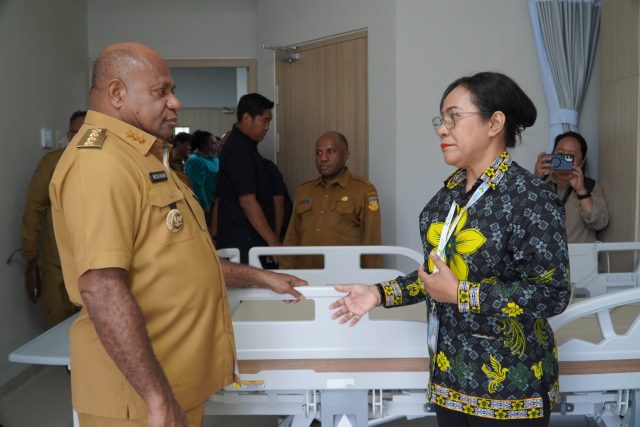 Gubernur Papua Mathius D. Fakhiri bersama Direktur Utama RSUP Jayapura Dr. dr. Petronella Marcia Risamasu, M.Ked.Trop saat meninjau fasilitas kesehatan di RSUP Jayapura