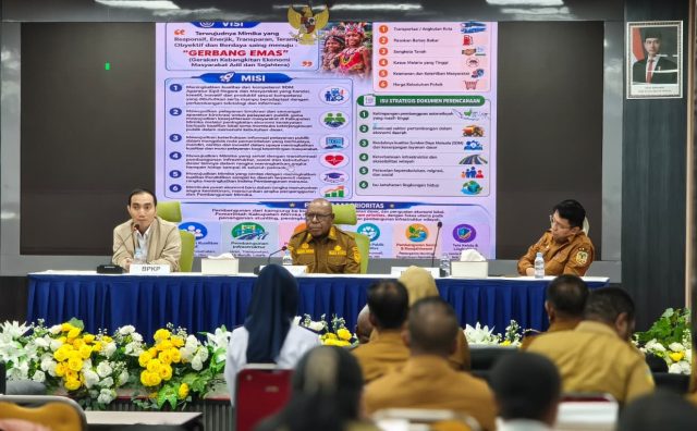 Koordinator Pengawasan Bidang Akuntabilitas Pemerintah Daerah Perwakilan BPKP Provinsi Papua Tengah, Fathul Huba bersama Wakil Bupati Mimika, Emanuel Kemong dan Kepala Inspektorat Kabupaten Mimika, Dwi Kholifa
