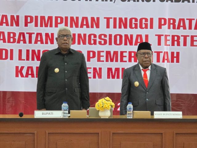 Bupati Mimika, Johanes Rettob dan Wakil Bupati, Emanuel Kemong saat pelantikan pejabat tinggi pratama di Timika