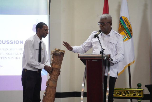 Bupati Mimika, Johanes Rettob membuka kegiatan FGD ditandai dengan pemukulan tifa