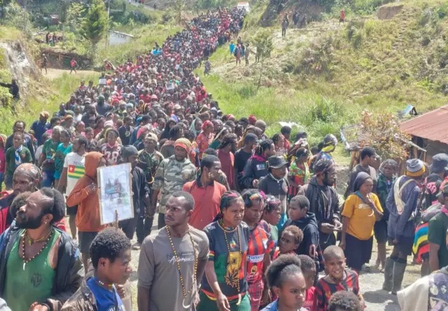 Masyarakat Sugapa turun ke jalan, Jumat (0307), untuk menyatakan protes sekaligus mengiringi jenazah Melkiana Duwitau yang tewas tertembak saat tengah berada di dalam rumahnya.