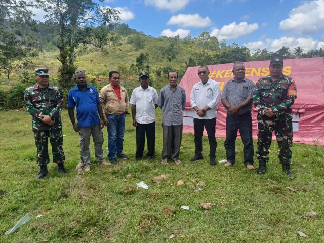 Pihak Keluarga Suku Yabansabra dan Andatu usai Membuka Palang Berphoto dengan Koramil Sentani Barat dan Perwakilan Pemerintah Provinsi Papua