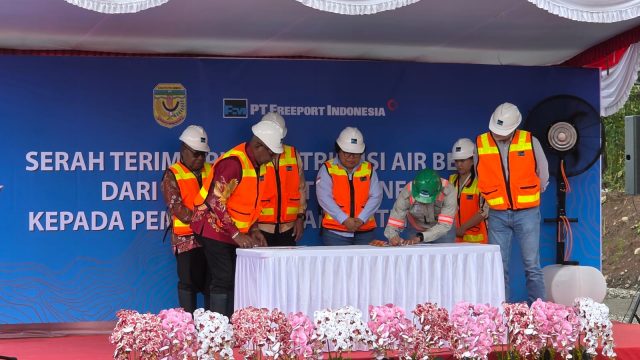 dan Bupati Mimika, Johanes Rettob menandatangani berita acara serah terima bantuan pipa kepada Pemda Mimika