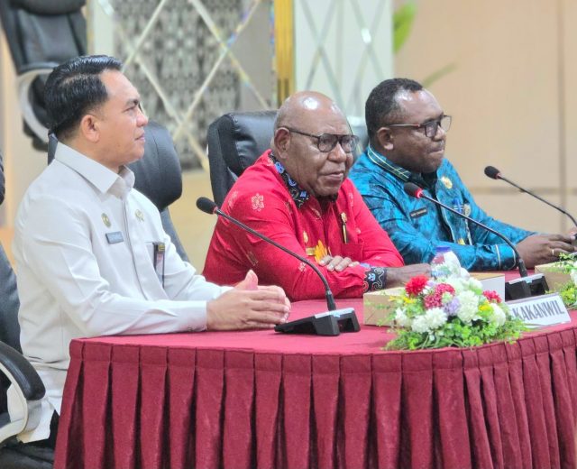 Wakil Bupati Mimika, Emanuel Kemong bersama Ditjenpas Papua, Sutarno dan Asisten III Setda Mimika, Herry Onawame