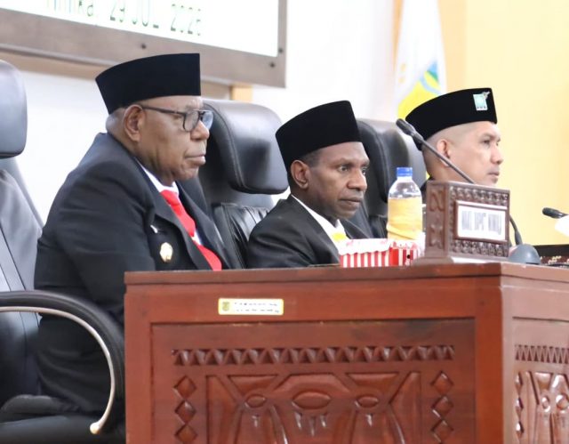 Wakil Bupati Mimika, Emanuel Kemong bersama Ketua DPRK, Primus Natikapereyau