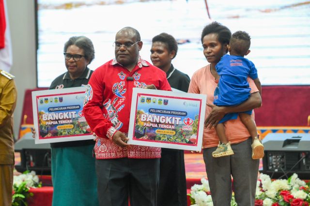 Nawipa bersama ibu-ibu dan anak-anak