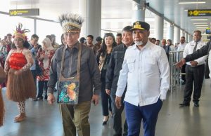 Bahas Pembangunan Papua, Wamen Bappenas Disambut Megah