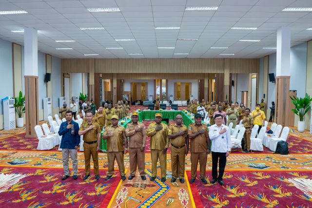 Staf Ahli III Gubernur Bidang Pemerintahan, Politik, dan Hukum Provinsi Papua Tengah, Marthen Ukago Bersama pimpinan lainnya pada kegiatan EPPD Provinsi Papua Tengah di Ballroom Kantor Gubernur. (Foto: Teguh/Humas Pemprov Papua Tengah)